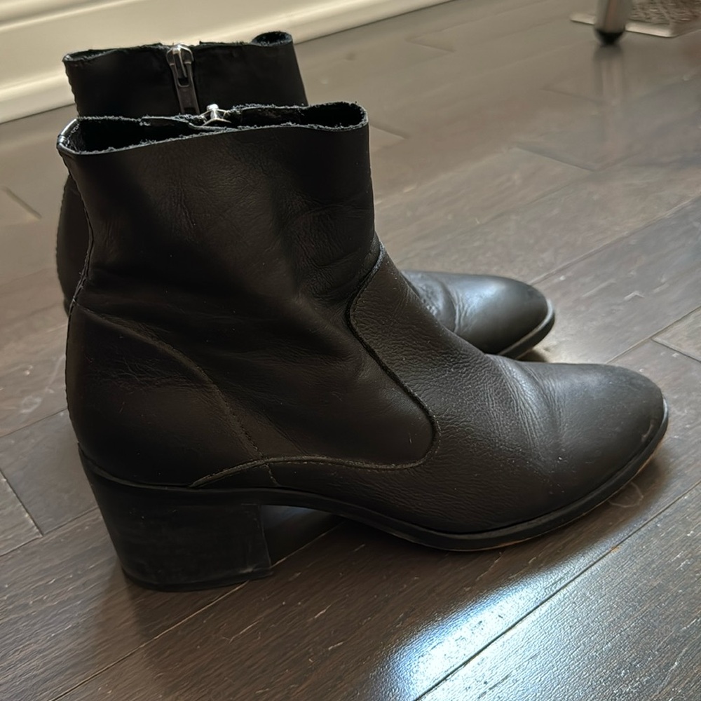 L’intervalle genuine leather ankle booties